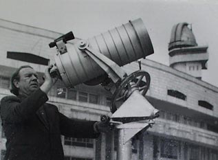 Владимир Барбанаков со своим 250-мм менисковым Кассегреном перед зданием Дворца пионеров г.Алма-Аты